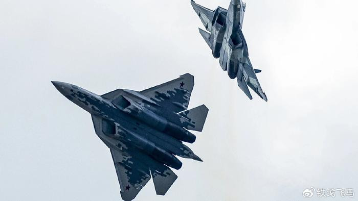 Quá trình nghiên cứu và phát triển loại máy bay chiến đấu tàng hình Su-57 của Nga đã bắt đầu từ hơn 10 năm trước. Kể từ năm 2016, Nga đã bắt đầu thử nghiệm một số nguyên mẫu và tiến hành các chuyến bay thử nghiệm.