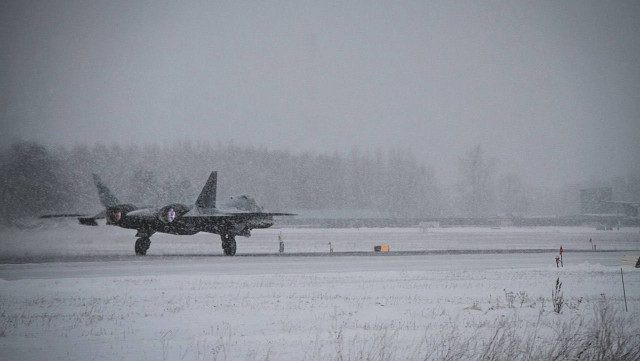 Có nhiều thông tin cho rằng, Ukraine chuẩn bị nhận máy bay chiến đấu F-16 do phương Tây hỗ trợ. Và đối lập với thông tin này là Không quân Nga nhận thêm máy bay chiến đấu Su-57; đây là một tin tốt với Nga, nhưng sẽ là mối đe dọa với Ukraine.