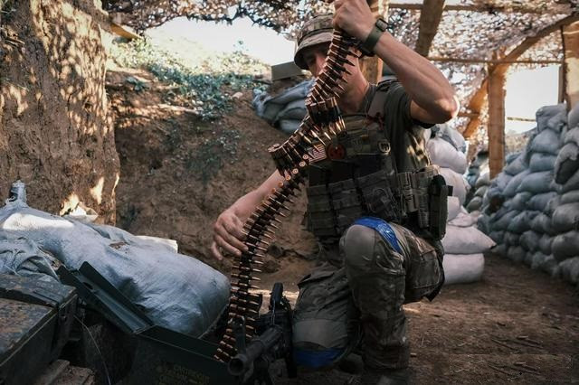 Người dân ở khu vực biên giới Sumy Oblast của Ukraine cũng không phát hiện ra điều gì bất thường. Elena Sima, cư dân quận Yunakivka, vùng Sumy, cách biên giới Kursk khoảng 8 km, cho biết cô thường nghe thấy tiếng xe bọc thép hạng nặng tiến về phía trước vào ban đêm. Tuy nhiên, ngày hôm sau khi cô hỏi hàng xóm, thì mọi người đều nói rằng họ không nghe thấy gì và đang ngủ say. Cư dân khắp miền bắc Sumy vẫn không thấy có chuyện gì sắp xảy ra.