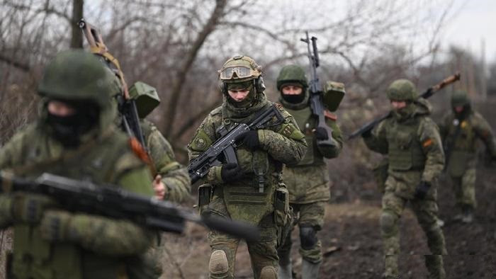 Vì vậy, trên thực tế, các lực lượng tấn công của Nga và phòng thủ của Ukraine theo hướng thành phố Pokrovsk và Kurakhove đang dần hợp nhất. Nhiều đơn vị Ukraine hiện đang phòng thủ tuyến sông Vovcha đã rút lui khỏi tuyến phòng thủ bảo vệ Pokrovsk về làm lực lượng dự bị tuyến sau.