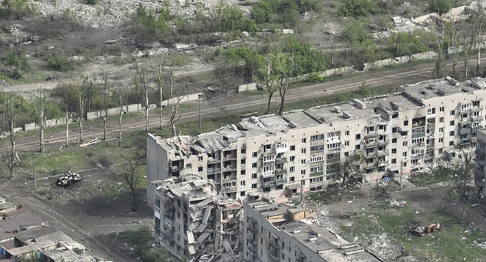 Một nguồn tin đáng tin cậy của Ukraine cho biết: “Chúng tôi có thể nói rằng, Quân đội Nga đã kiểm soát 50% Chasov Yar. Tuy nhiên, trong một số tầng hầm và ngôi nhà ở Oktyabrsky và Novy vẫn còn những ổ kháng cự, điều này bị hiểu sai là sự kiểm soát của quân Ukraine, đối với một phần đáng kể của các khu phố nhỏ này”.