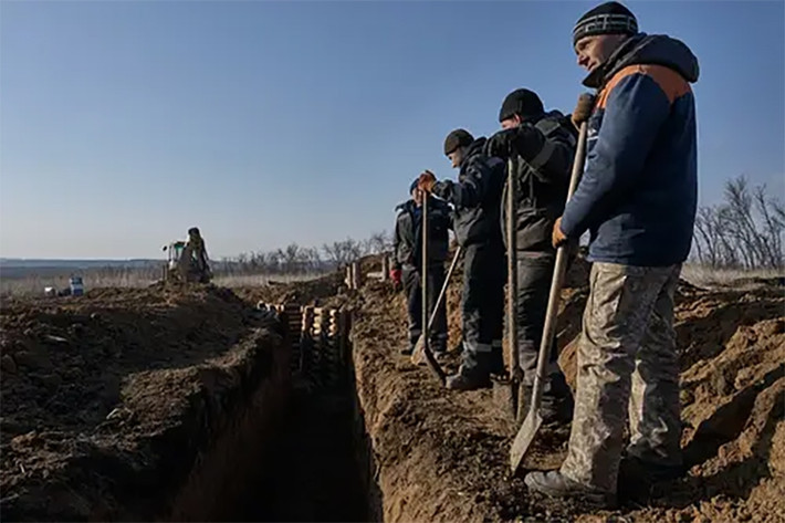 Ban đầu, việc triển khai Quân đội Ukraine trên mặt trận Kharkov đã được lên kế hoạch cẩn thận. 5 lữ đoàn chiến đấu đã thiết lập tuyến phòng thủ ở khu vực sát biên giới, nhiệm vụ của họ là chống lại cuộc tấn công của Nga và bảo vệ vị trí chiến lược Kharkov. Tuyến phòng thủ của họ bao gồm nhiều công sự, trận địa phòng ngự và một số tuyến đường rút lui dự phòng trong trường hợp khẩn cấp.