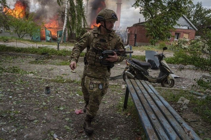 Tuy nhiên, lực lượng ban đầu của Quân đội Ukraine đã thành công khi cầm chân được quân Nga, để Bộ Tổng tham mưu Quân đội Ukraine có đủ thời gian để tăng viện cho mặt trận Kharkov. Các đơn vị được rút từ các chiến trường khác đã kịp thời ngăn quân Nga tấn công và làm tiền đề cho các cuộc phản công sau này. (Nguồn ảnh: CNN, Forbes, Reuters, Ukrinform).