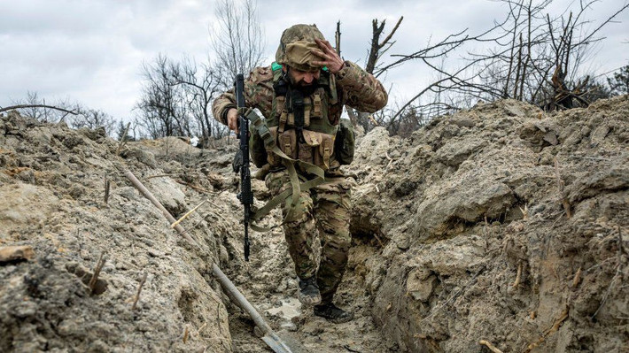 Bộ Tư lệnh tiền phương của Quân đội Ukraine buộc phải tung một tiểu đoàn quân mới vào chiến đấu mỗi ngày, để củng cố thế trận phòng ngự của họ ở khu vực phía đông và hai bên sườn đông bắc và phía nam Chasov Yar. Tuy nhiên Tướng Syrsky hứa sẽ giữ Chasov Yar bằng mọi giá.