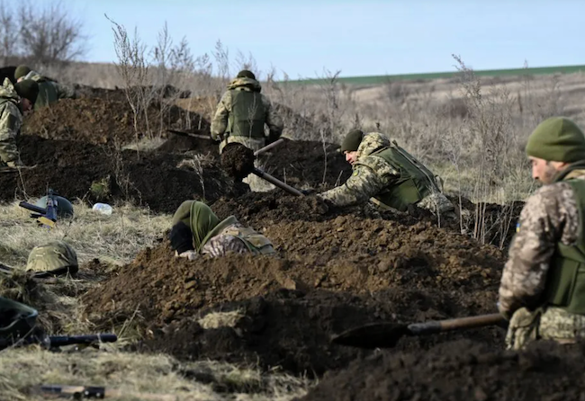 Vị cựu đại tá của Quân đội Ukraine cho biết, hiện Quân đội Ukraine không có đủ lực lượng công binh để xây dựng các hệ thống phòng thủ kiên cố; và lực lượng công binh Ukraine hiện có cũng thiếu trang thiết bị.