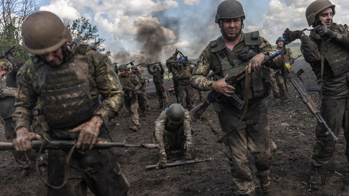 Sau khi mất Avdiivka, quân Ukraine do không có công sự phòng thủ che chắn, đã bộc lộ những điểm yếu. Đoạn video được quay từ UAV trinh sát của Nga cho thấy, một đơn vị của Ukraine gồm hơn 30 người, bị UAV Nga theo dõi trên một khu vực trống trải, sau đó chỉ điểm hỏa lực pháo binh tập trung vào đó; có lẽ không ai trong đơn vị Ukraine này sống sót sau đợt pháo kích.