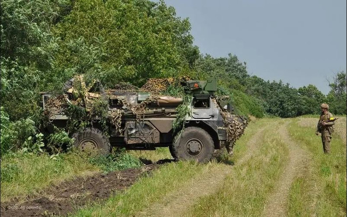 Gần đây, các hoạt động vũ trang chung của Quân đội Ukraine ở khu vực Kursk đã thu hút sự chú ý rộng rãi. Nhiều chuyên gia phương Tây bày tỏ lo ngại về điều này, cho rằng đây là động thái mạo hiểm, có thể gây ra vấn đề lớn cho Kiev trong tương lai. Xét theo diễn biến của tình hình chiến tranh, bước tiến của Quân đội Ukraine vẫn chưa dừng lại, nhưng tổn thất về quân số và vũ khí, trang bị ngày càng nặng nề.