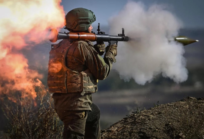 Quân Nga nhân cơ hội mở rộng kết quả, lợi dụng sự hỗn loạn và rút lui của quân Ukraine, nhanh chóng điều chỉnh cách triển khai và phát động các cuộc tấn công ác liệt ở cả hai hướng Mirnograd và Pokrovsk.