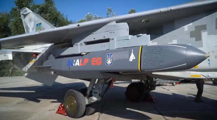 Kênh quân sự Weapons TG của Nga đưa tin, các nhà chứa máy bay kiên cố bằng bê tông này của Ukraine, chứa một số máy bay cường kích Su-24MP, được sửa đổi đặc biệt để sử dụng tên lửa hành trình tấn công mặt đất Storm Shadow/ SCALP tầm xa của Anh-Pháp.
