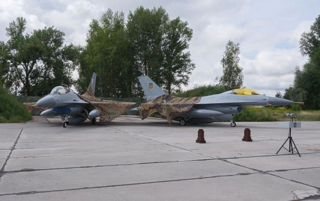 Một cựu phi công ở Ukraine cho biết, việc sửa đổi đường cao tốc bao gồm loại bỏ dải phân cách ở giữa và trải lại thảm nhựa mặt đường, để đảm bảo độ nhẵn mịn, thích hợp cho máy bay cất và hạ cánh. Tuy nhiên, Eurasia Times dẫn lời các chuyên gia cho rằng, mặc dù cách tiếp cận này có thể tăng mức độ an toàn của F-16 trước các cuộc tấn công của Nga, nhưng sẽ làm tăng nguy cơ xảy ra tai nạn. (Nguồn ảnh: Reuters, NBC News).