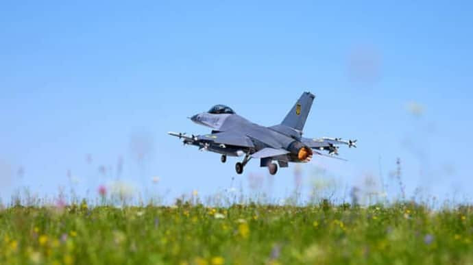 Vụ tai nạn của máy bay chiến đấu F-16 của Ukraine dù là lý do gì, càng khiến Ukraine nhận thức được lỗ hổng của loại chiến đấu cơ mà họ đặt nhiều hy vọng này. Xét đến việc Quân đội Nga đang theo dõi “nhất cử, nhất động” của F-16, Ukraine đang thay đổi phương thức cất cánh và hạ cánh của F-16.