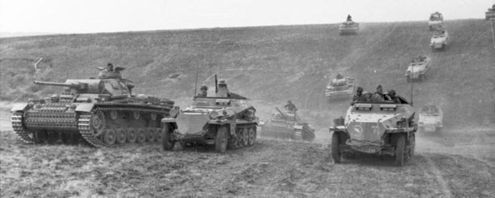 Blitzkrieg là một từ tiếng Đức, mô tả cách thức tiến hành chiến tranh của Quân đội Đức Quốc xã trong Thế chiến 2, bằng thủ đoạn tập trung phá vỡ một đoạn tuyến phòng ngự của đối phương với sự hỗ trợ của không quân. Sau đó nhanh chóng bao vây tiêu diệt chủ lực đối phương bằng các mũi vận động thọc sâu của các đơn vị xe tăng - cơ giới hóa hợp thành tập trung.