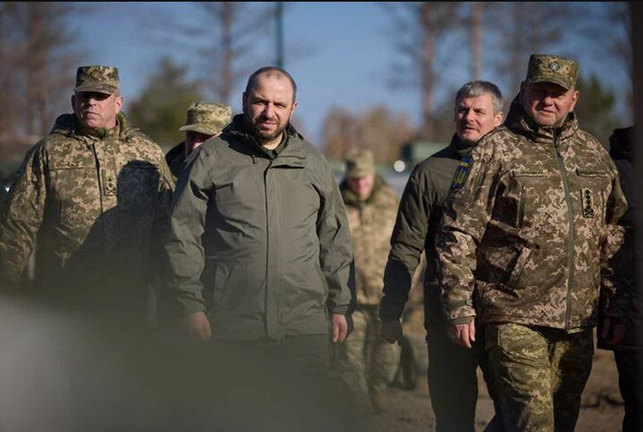 Câu hỏi là liệu Quân đội Ukraine có thể tránh được những sai lầm quan liêu này? Câu trả lời là khó, muốn loại bỏ hoàn toàn vấn đề quan liêu trong lĩnh vực quân sự là rất khó. Trên thực tế, cho đến nay, quân đội là một trong những lĩnh vực quan liêu nhất trong tất cả các lực lượng vũ trang nói chung, chứ không riêng gì Quân đội Ukraine.