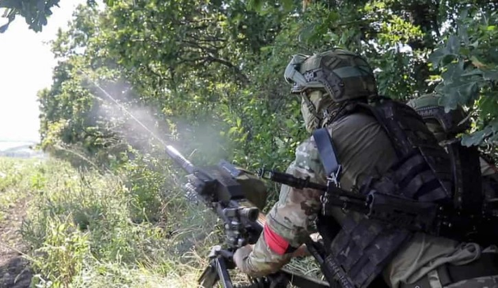 Quân đội Ukraine ở khu vực Pokrovsk đang gặp khó khăn lớn về tiếp tế hậu cần trong chiến đấu. Với việc thành phố bị bao vây và giao thông bị gián đoạn, nguồn cung ngày càng khan hiếm. Chuỗi cung ứng thực phẩm, vật tư y tế, vũ khí và đạn dược cho lực lượng phòng thủ của thành phố đã bị ảnh hưởng nghiêm trọng.