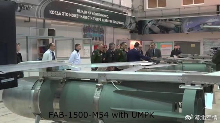 Việc Không quân Nga tăng cường sử dụng bom lượn có điều khiển đã khiến các hệ thống phòng không dã chiến của Ukraine trở lên “thừa thãi”. Không giống như bom thường, máy bay cần phải bay trên đầu mục tiêu và bay thấp để thả bom được chính xác, thì bom lượn có thể thả ở khoảng cách tới 100km.