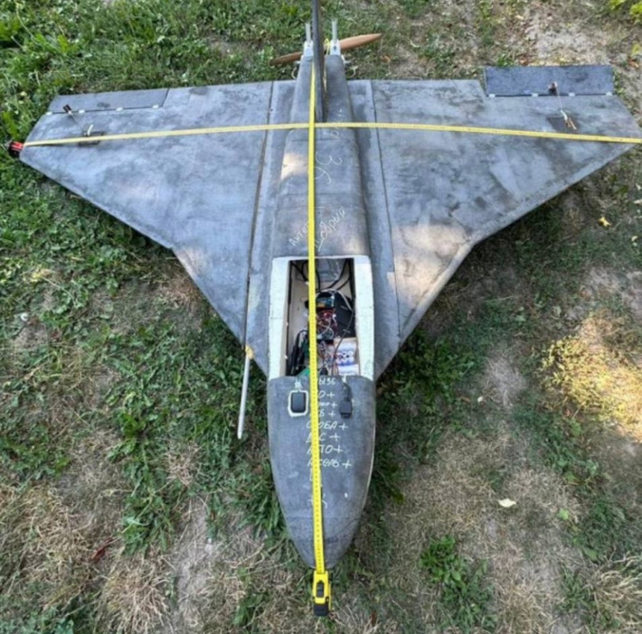 Điều đáng ngạc nhiên là chiếc UAV mới này của Nga không có đầu đạn. Khung UAV được chế tạo bằng bọt xốp, có thể hấp thụ sóng radar và gỗ balsa. Thoạt nhìn, bạn có thể tự hỏi, liệu có phải người Nga mua máy bay không người lái từ lực lượng dân quân Houthis của Yemen hay không?