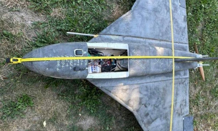 Các nguồn tin Ukraine khẳng định rằng, loại UAV mới của Nga có thể bay với tốc độ 150 km/giờ và ở độ cao 20-30 m, hoàn toàn vô hình trước radar phòng không của Ukraine. Nguyên nhân UAV bị rơi cho thấy, đây là một vụ va chạm vào vật cản như cây cối, chứ không phải là vũ khí phòng không bị bắn hạ. Điều đặc biệt là bên trong UAV, các chuyên gia Ukraine đã tìm thấy một modem 3G/4G, có gắn thẻ SIM điện thoại của nhà mạng Ukraine.