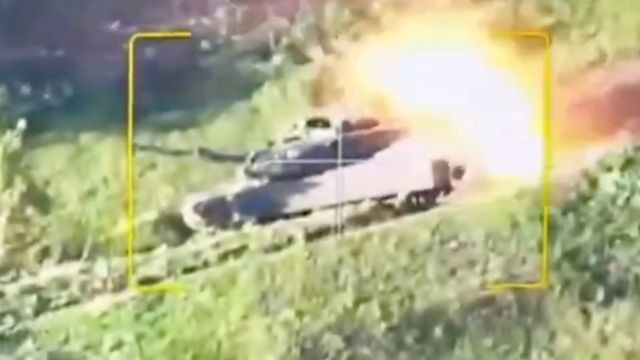 Điều đáng chú ý nữa là chiếc M1A1 Abrams bị vô hiệu hóa chỉ bằng một phát đạn từ đạn pháo dẫn đường chính xác 2K25 Krasnopol, được bắn đi từ một khẩu pháo 152mm của Nga và được dẫn đường chính xác bằng nguồn chiếu xạ laser từ bên ngoài.