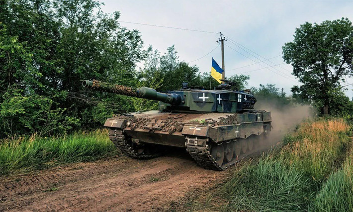 Xe tăng M1A1 được trang bị hệ thống điều khiển hỏa lực hiện đại, bao gồm máy đo cự ly laser, hệ thống quan sát ban đêm hình ảnh nhiệt và máy tính đường đạn; giúp kíp xe nhanh chóng phát hiện và khóa mục tiêu để khai hỏa một cách chính xác trong mọi điều kiện thời tiết, kể cả vào ban đêm và tầm nhìn kém.