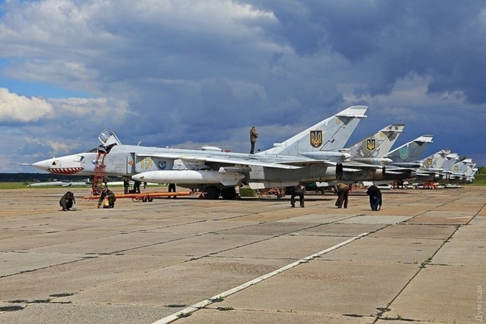 Rõ ràng, Lực lượng Hàng không vũ trụ Nga đang săn lùng máy bay chiến đấu F-16 mới được chuyển giao từ phương Tây và số máy bay cường kích bom Su-24 còn sót lại, cũng như kho tên lửa hành trình Storm Shadow/SCALP-EG của Ukraine. Cùng với đó là thiết bị và vũ khí, các giảng viên nước ngoài cũng bị tấn công.