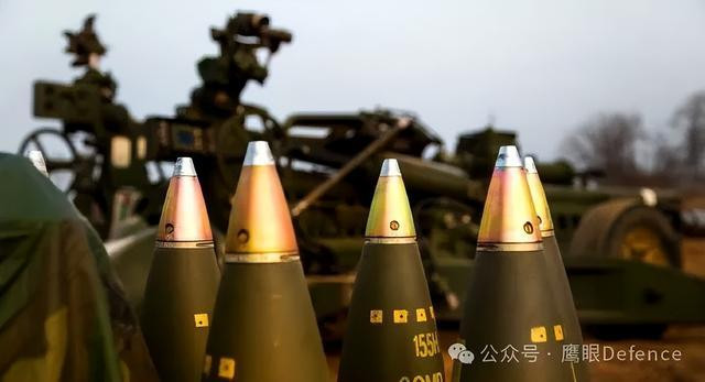 Đồng thời, Reuters cũng chỉ ra rằng, Quân đội Ukraine không chỉ thiếu hệ thống phòng không và đạn tên lửa, mà còn phải đối mặt với vấn đề thiếu đạn pháo, đặc biệt là đạn pháo cỡ nòng 155 mm. Sau khi Ukraine được chuyển giao số lượng lớn đạn pháo từ Mỹ và châu Âu, thì các kho đã cạn.