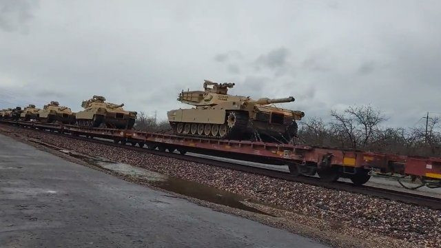 Theo trang web Bulgarian Military, khoảng 31 xe tăng M1 Abrams đã được Mỹ chuyển giao cho Quân đội Ukraine. Các thông tin từ cả Mỹ và Ukraine đều quy định rằng, những chiếc xe tăng này chỉ được chiến đấu trong biên giới Ukraine.