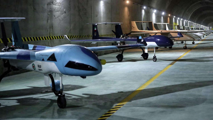 Ngoài tên lửa, không thể đánh giá thấp sức mạnh UAV tự sát tầm xa của Iran. Trên thực tế, UAV tự sát của Iran đã thể hiện sức mạnh trong cuộc xung đột Nga-Ukraine, truyền thông Mỹ cho rằng, Iran đã trở thành "cường quốc UAV". Truyền thông Ấn Độ thậm chí còn cho rằng, UAV của Iran đang định hình lại mô hình chiến tranh toàn cầu.