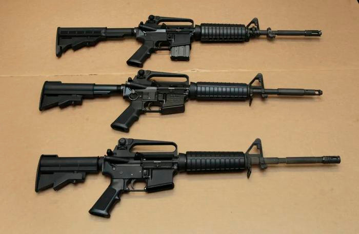 Theo tờ Guardian, súng trường AR-15 là một trong những loại vũ khí thuộc hàng "khét tiếng" nhất của Mỹ. Đó là vì AR-15 đã được sử dụng trong một chuỗi các vụ xả súng hàng loạt tại Mỹ, ví dụ như vụ tấn công ở Las Vegas tháng 10/2017 khiến 59 người thiệt mạng, và vụ tấn công chống phong trào LGBTQ+ khiến 5 người thiệt mạng ở Colorado Springs tháng 11/2022.