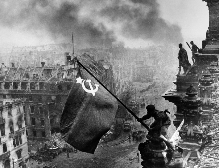 Một minh chững rõ nhất là để chiếm được thủ đô Berlin, Quân đội Liên Xô đã phải trả giá là 70.000 người trong bối cảnh Đức đã tuyên bố đầu hàng. Và có khoảng 200.000 quân nhân Liên Xô hy sinh trong vòng ba ngày, trước và sau Ngày Chiến thắng 9/5/1945.