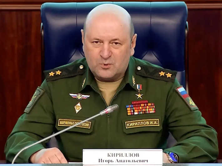 Liên quan đến khu vực Kursk bị Quân đội Ukraine chiếm đóng, Bộ Quốc phòng Nga ngày hôm qua tiếp tục công bố các tài liệu về kế hoạch của Ukraine trong các vấn đề liên quan đến an toàn bức xạ, Trung tướng Igor Kirillov, Tư lệnh Binh chủng Hóa học (RCBZ) của Quân đội Nga, đã tuyên bố điều này trong cuộc họp giao ban.