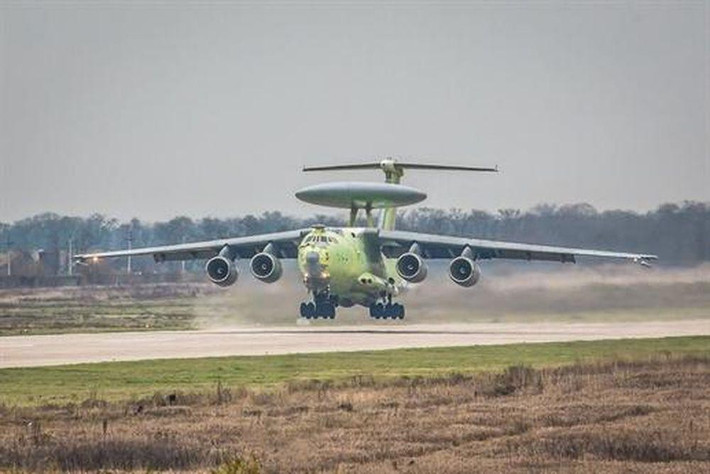 Được thiết kế để phục vụ như một trung tâm chỉ huy trên không linh hoạt, AWACS A-100 Premier có thể đồng thời phát hiện và theo dõi tới 350 mục tiêu trên không, trên biển và trên mặt đất ở khoảng cách lên tới 650 km.