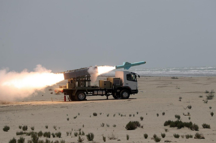 Đợt tấn công này của lực lượng vũ trang Houthi ở Yemen đã được lên kế hoạch kỹ lưỡng, tất cả các bệ phóng tên lửa đều được bố trí bí mật ở các khu vực miền núi dọc bờ biển Yemen, để tránh bị máy bay trinh sát của Quân đội Mỹ theo dõi.