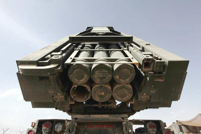 Xe bệ phóng tên lửa HIMARS dài 6,9 mét, cao 2,8 mét, có tổng trọng lượng chiến đấu 10,9 tấn. Đây là loại xe phóng tên lửa tự hành 6 bánh do Mỹ phát triển và trang bị, có tính năng cơ động cao.