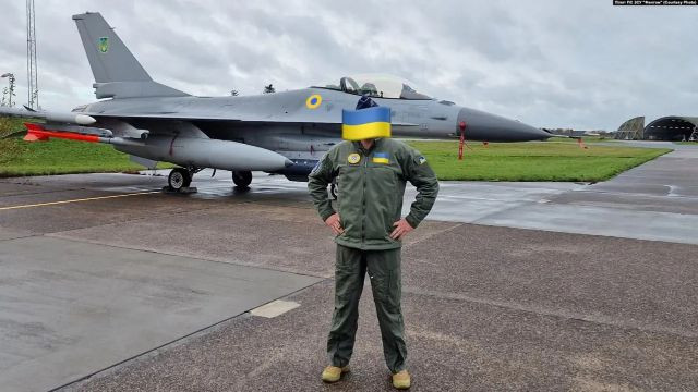 Lời kêu gọi này của Tổng thống Zelensky nhấn mạnh sự phụ thuộc của Ukraine vào viện trợ nước ngoài và sự cần thiết phải tăng cường lực lượng không quân để chống lại máy bay Nga một cách hiệu quả. Việc cung cấp F-16 và các hệ thống vũ khí tiên tiến khác, có thể thay đổi đáng kể cán cân quyền lực trong một cuộc xung đột; nhưng những quyết định như vậy đòi hỏi thời gian và sự phối hợp ở cấp độ chính trị. (Nguồn ảnh: TASS, Sputnik, CNN, Forbes, Ukrinform).