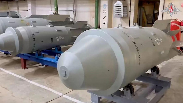 FAB-3000 là quả bom có sức công phá lớn nhất được Lực Kượng không quân chiến thuật Nga sử dụng trong cuộc xung đột hiện nay với Ukraine. Trước đó, Quân đội Nga đã sử dụng loại bom này ở Nhà máy thép Azovstal ở Mariupol, nhưng do máy bay ném bom Tu-22M2 thả theo kiểu rơi tự do.