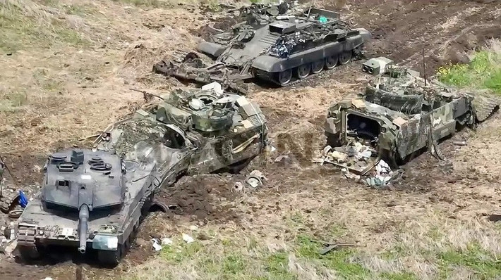 Việc Ukraine thực hiện mệnh lệnh “bất cứ thứ gì” từ phương Tây, sẽ gặp rủi ro rất lớn bởi những bất lợi của Ukraine là quá rõ ràng. Nga cũng thẳng thừng tuyên bố, Quân đội Ukraine sẽ tấn công bằng mọi giá và sẽ phải trả giá rất đắt. (Nguồn ảnh: Reuters, CNN, Forbes, Ukrinform, Sputnik).