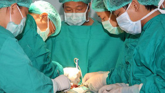 Sau mổ nội soi vùng bàng quang, các bệnh gây xơ cứng cổ bàng quang, các rối loạn co thắt cơ vùng niệu đạo… hoặc các nguyên nhân nội tiết trong bệnh khối u tuyến yên làm tăng prolactin máu.