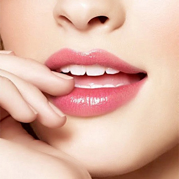Mua một thỏi son mới. Một cô nàng yêu thích làm đẹp cho bản thân không thể nào thiếu ít nhất một thỏi son trong ví, bạn có thể bỏ qua kem nền, má hồng, eyeliner không không thể không thoa son được. Chỉ một chút son thôi sẽ tạo nên sự khác biệt lớn cho cả khuôn mặt bạn.