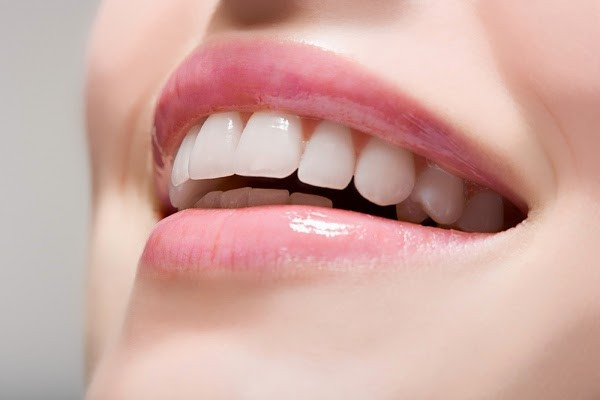 Đôi môi sáng màu. Theo cuộc khảo sát của tạp chí nam giới tại Mỹ, một trong những thủ thuật làm đẹp cho phụ nữ mà nam giới lưu ý là tránh để môi quá nhạt hoặc đậm. Các quý ông luôn ưa thích sự đơn giản. Một đôi mềm mại, bóng mượt, gợi cảm nhưng vẫn tinh tế là sự lựa chọn của họ. Họ không phải fan của những bờ môi bóng dính hoặc đỏ rực nhưng cũng chẳng thích màu môi nhợt nhạt, thiếu sức sống.