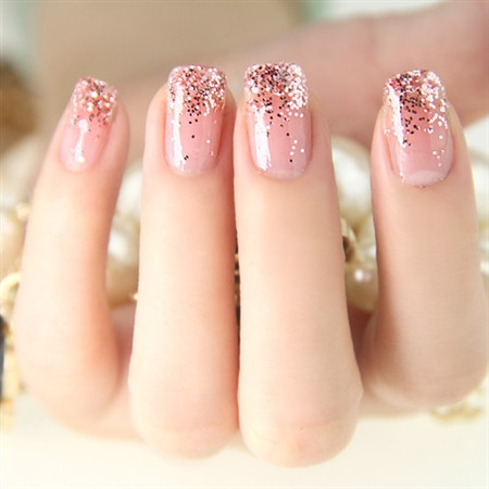Đi làm nail. Một bộ móng được cắt tỉa và sơn cẩn thận sẽ khiến bạn trở nên tự tin hơn nhiều so với việc để bộ móng lởm chởm với đường sơn bong tróc. Hơn nữa, việc sơn móng tay sao cho phù hợp với màu trang phục cũng dễ dàng thành điểm nhấn tôn lên cả set đồ của bạn.