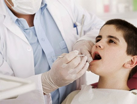 Khám răng cho trẻ quá muộn. Có rất nhiều trường hợp trẻ 2 – 3 tuổi phải gây mê toàn thân để điều trị sâu răng và nhiễm trùng. Một trong những nguyên nhân gây ra tình trạng này là cha mẹ không đưa trẻ đi gặp nha sỹ từ sớm. Theo các chuyên gia răng miệng, nên đưa trẻ đi khám răng ngay khi bé mọc chiếc răng đầu tiên hoặc khi bé tròn một tuổi.