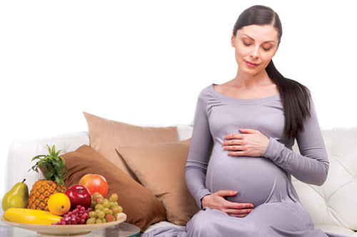 Chuẩn bị tinh thần. Lên tinh thần cho một mùa tết trong “ổ”, không được vi vu chơi xuân hay chúc Tết là điều đầu tiên bạn cần chuẩn bị. Nên đi khám thai định kỳ và dựa theo những chuẩn đoán của bác sĩ để sắp xếp đồ đạc, thời gian, người trực ở nhà… để khi cần, có thể đến bệnh viện ngay. Đồng thời bạn cũng phải chọn phòng sinh, nơi sinh và bác sĩ sẽ trực tiếp đỡ đẻ cho mình. Lập một kế hoạch chi tiết sẽ không bị bỡ ngỡ khi đến bệnh viện sinh nở.