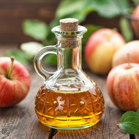 Dấm táo chứa axít citric, được cho là có khả năng hỗ trợ quá trình phân hủy sỏi thận thành những hạt nhỏ. Ảnh: hearstapps.