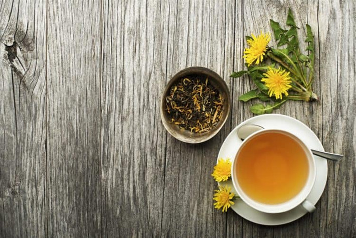 Trà rễ cây bồ công anh cũng là loại đồ uống có khả năng làm sạch thận. Ảnh: hellobacsi.