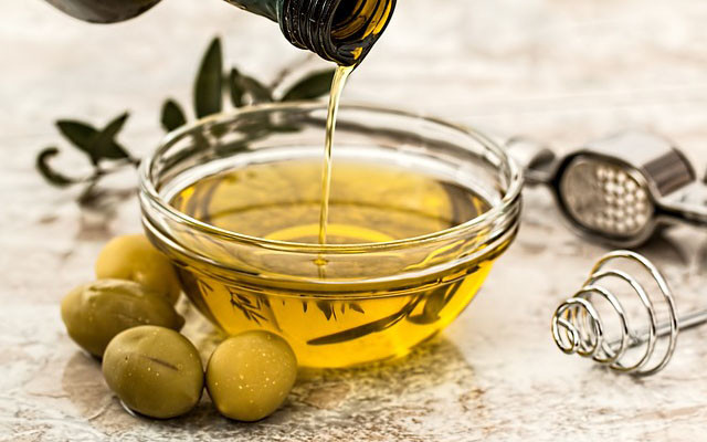 So với các loại dầu thực vật, dầu olive tốt hơn nhiều cho sức khỏe tim mạch tổng thể, bao gồm ngăn ngừa nguy cơ máu đóng cục. Ảnh: hhdresearch.