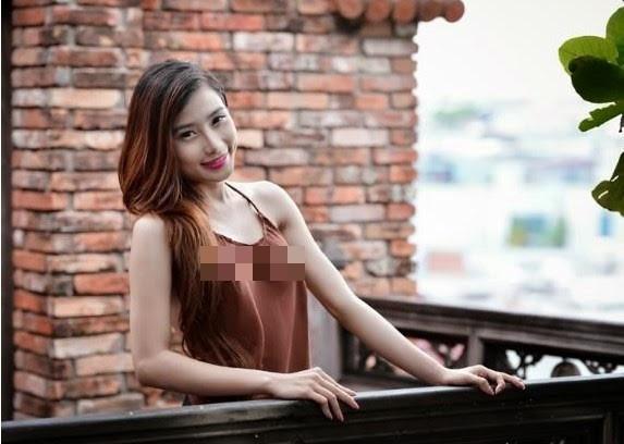 Hot girl Tường Vy với kiểu mặc áo yếm lộ nhũ hoa. Ảnh: zing.