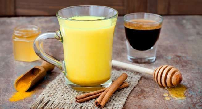Sữa nghệ là loại đồ uống hàng đầu giúp giảm đau viêm khớp dạng thấp khá hiệu quả. Ảnh: thehealthsite.
