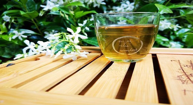 Trà xanh cũng là đồ uống quen thuộc, rẻ tiền giúp xoa dịu những cơn đau do viêm khớp dạng thấp gây ra. Ảnh: thehealthsite.