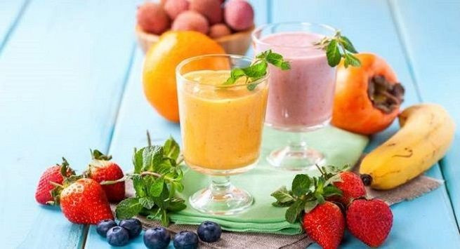 Nếu bạn bị viêm khớp dạng thấp, sinh tố hỗn hợp rau quả cũng là lựa chọn tốt bên cạnh trà xanh, sữa nghệ, nước ép chứa vitamin C và rượu vang đỏ. Ảnh: thehealthsite.