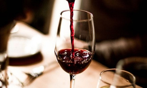 Chất resveratrol có trong rượu vang đỏ có đặc tính kháng viêm, có thể giúp giảm các tác nhân rủi ro góp phần vào sự phát triển của viêm khớp dạng thấp. Ảnh: irishtimes.